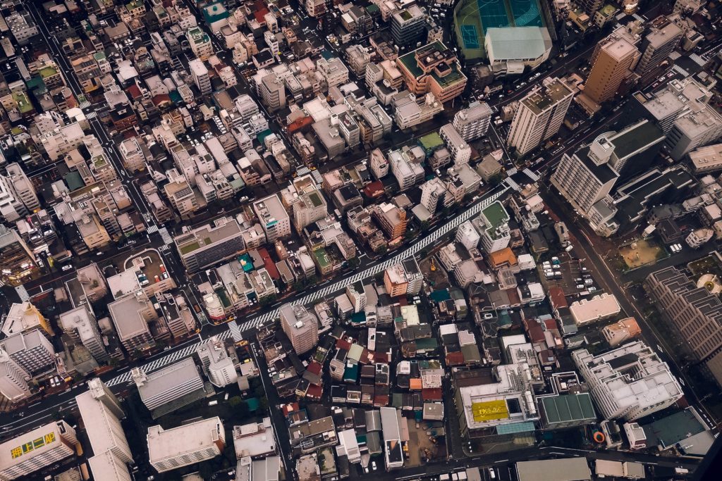 高い住宅が密集する東京上空